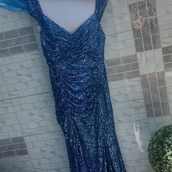 Sparkling Blue Sequin Dress. Size XL. Fits 6-10..ideal 8